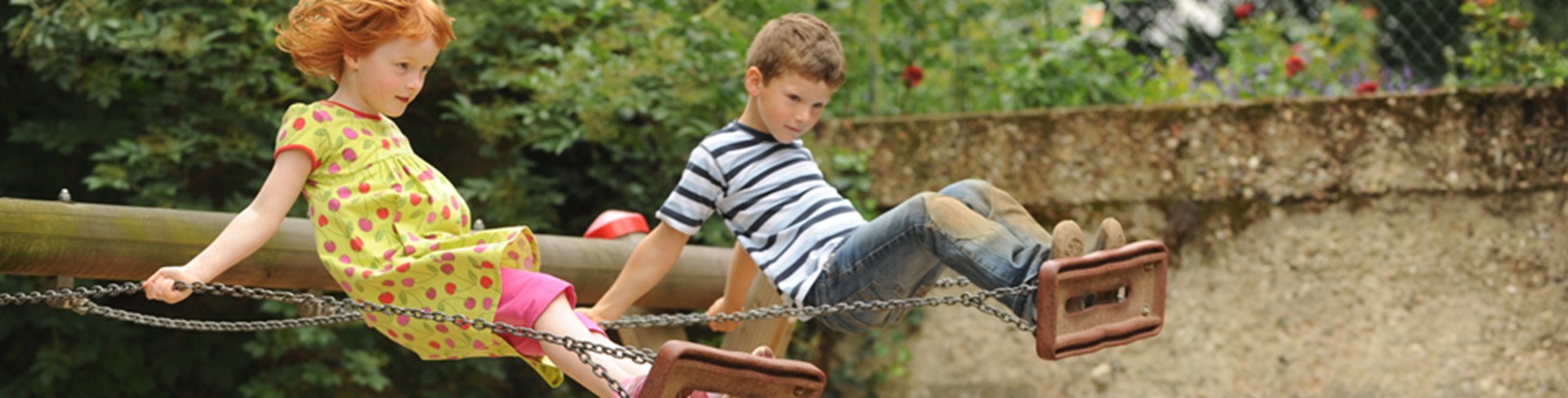 Schaukelnde Kinder