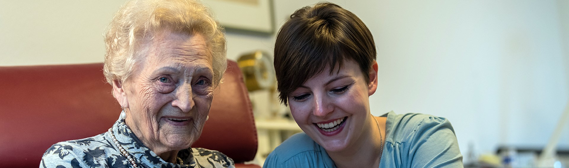 Ältere Dame mit Pflegerin