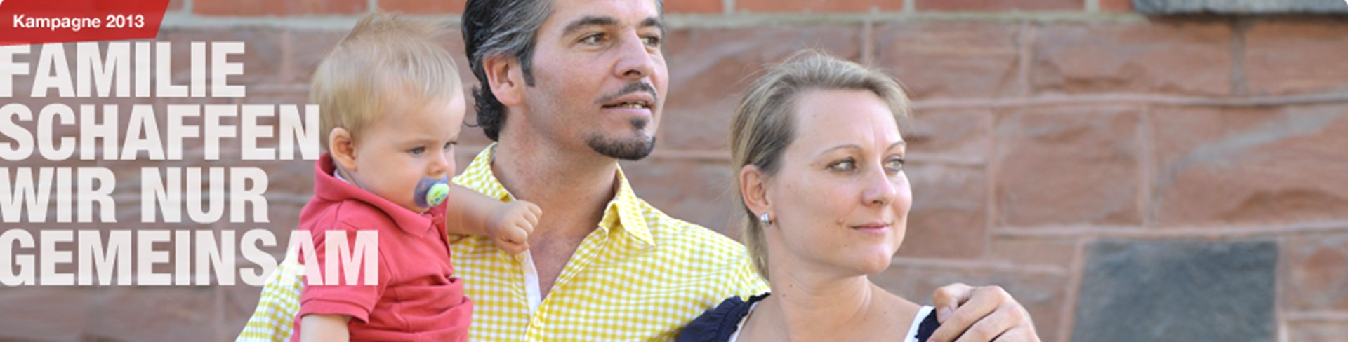 Caritas-Kampagne 2013 - Mutter, Vater mit Kind auf dem Arm