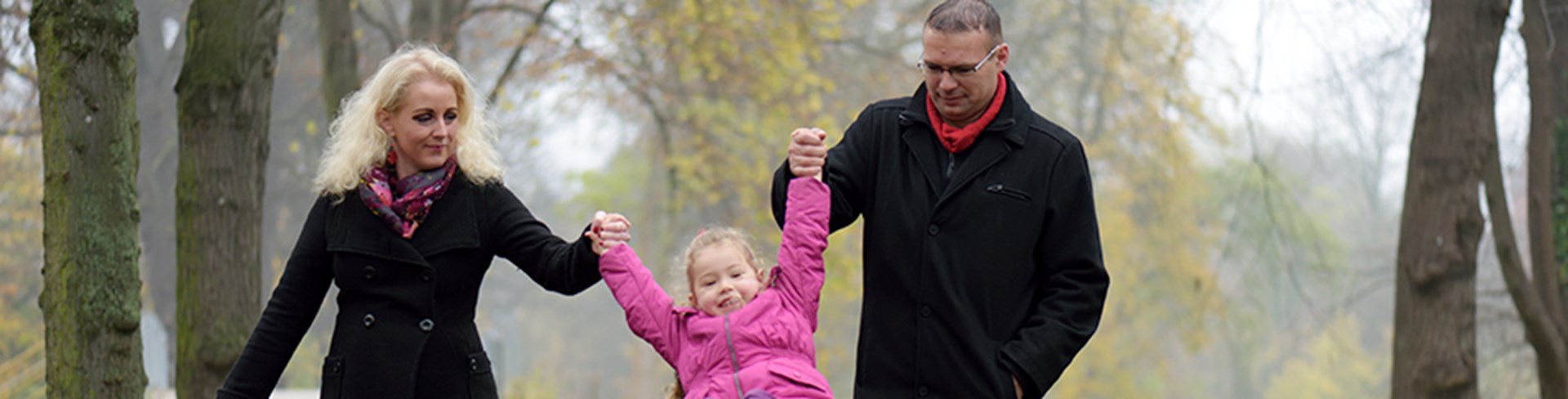 Eltren mit Kind im Park