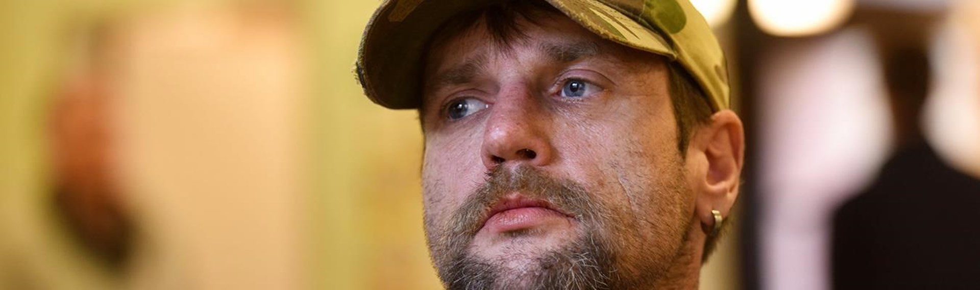 Mann mit Baseballcap