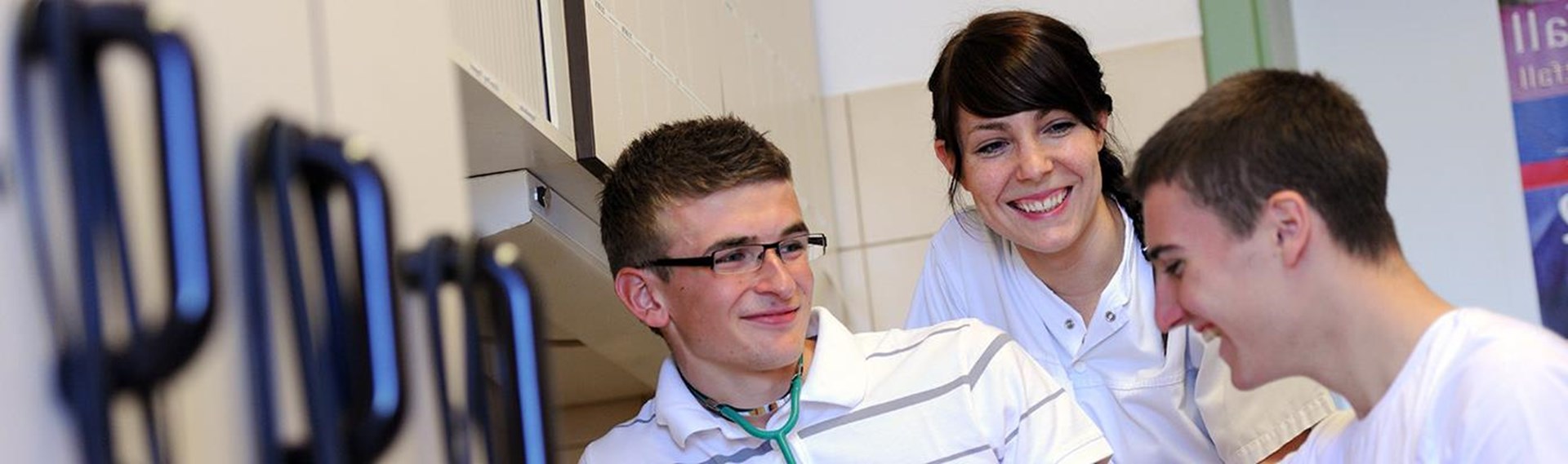 Junge Menschen in medizinischem Beruf