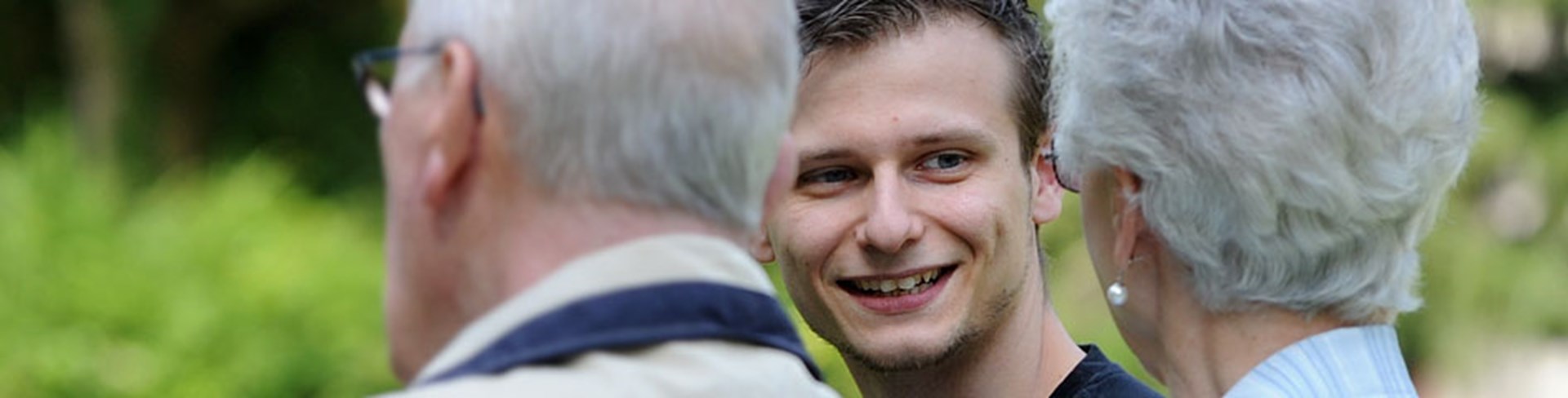 Junger Mann mit einem älteren Paar