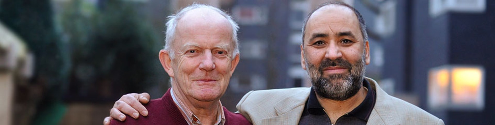 Deutscher und Ausländer nebeneinander