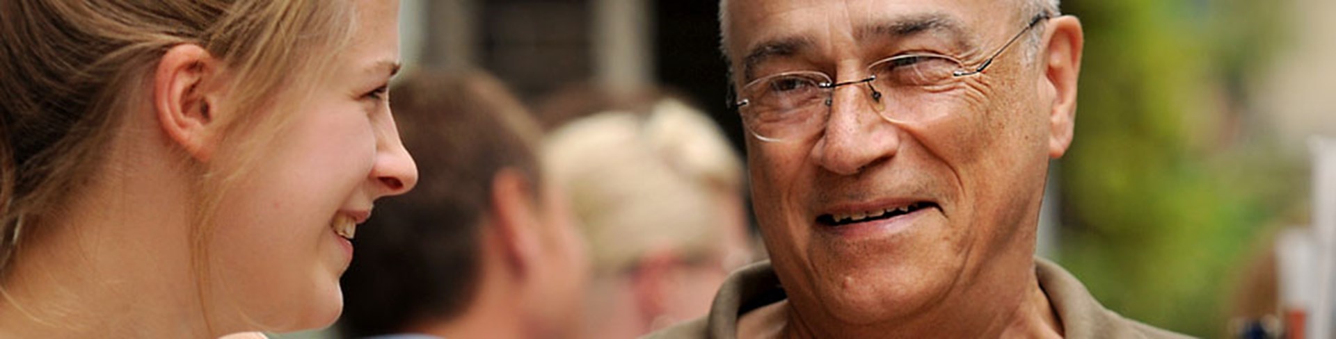 Älterer Herr und junge Frau schauen sich an