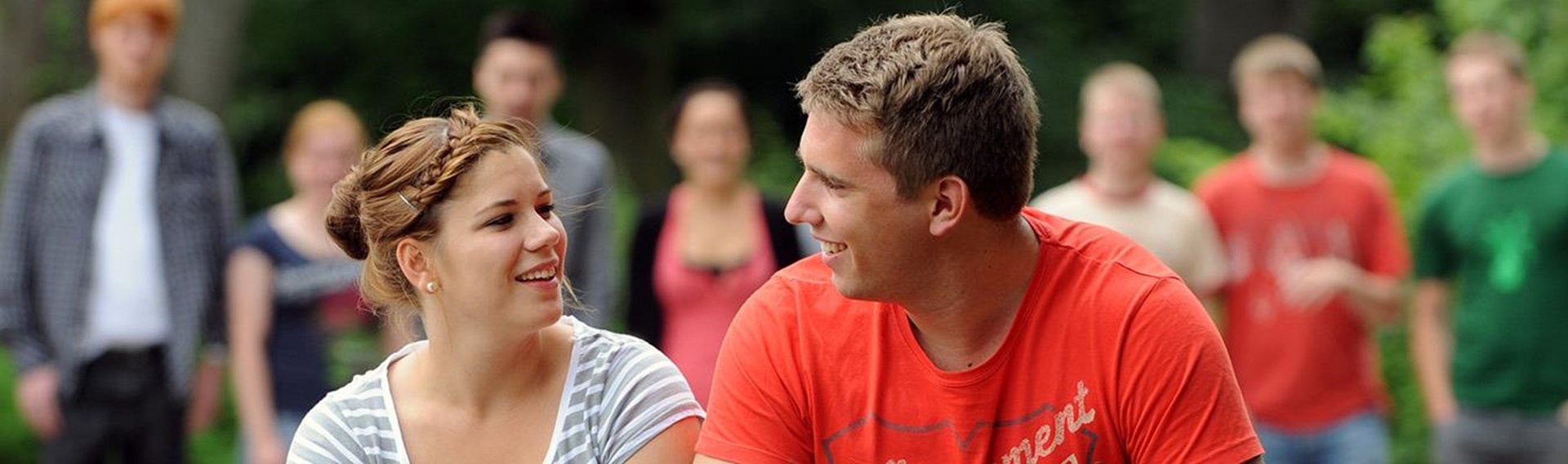 Junge Frau und junger Mann