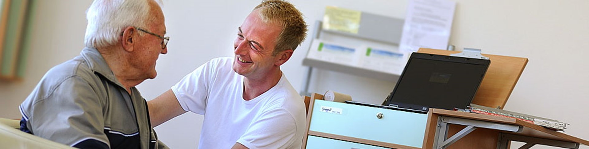 Arzt lacht mit Patient