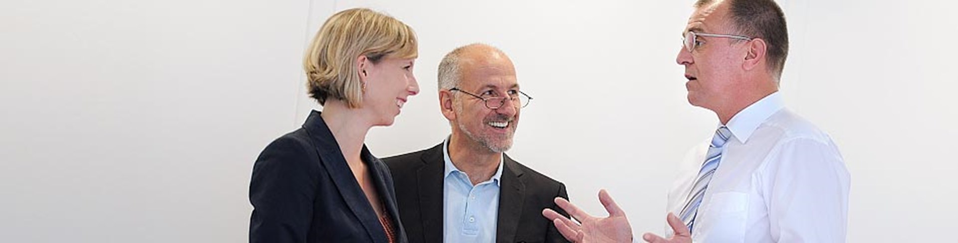 Diskussion zwischen zwei Männern und einer Frau