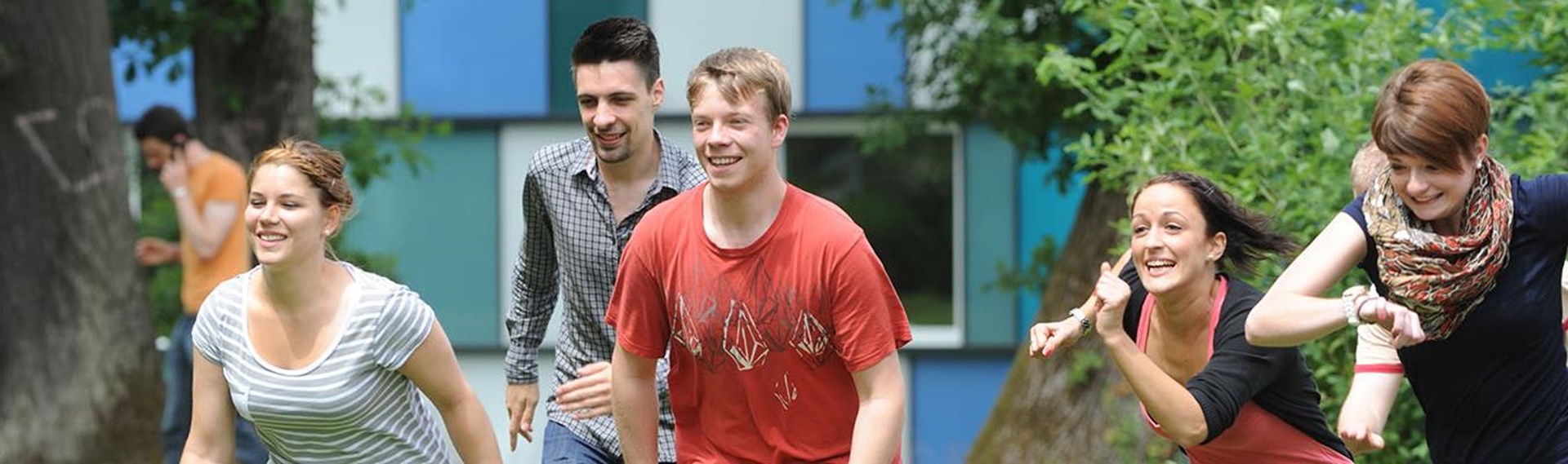 Junge Leute machen ein Rennspiel