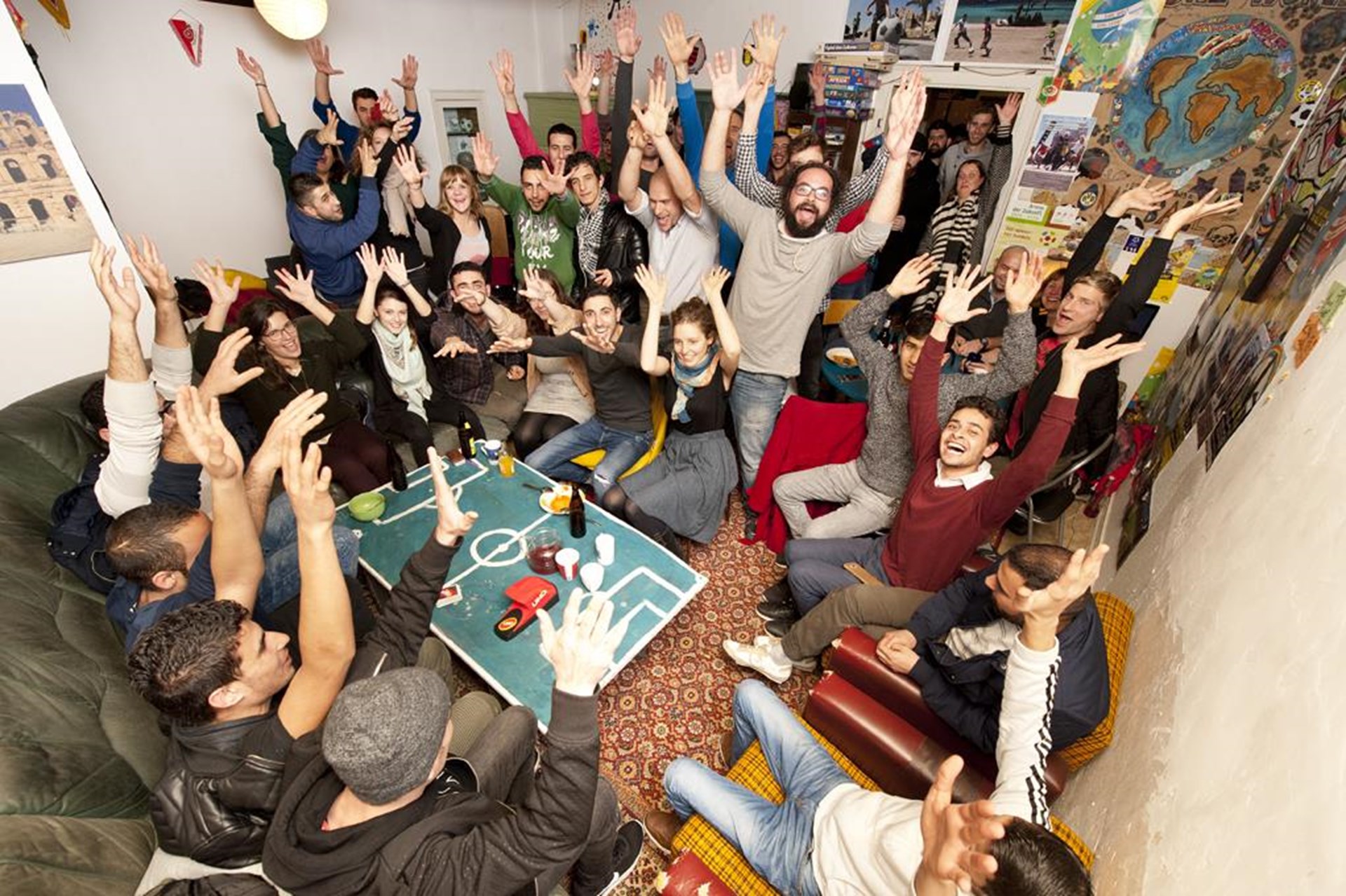 Viele Menschen schauen lächelnd in die Kamera.