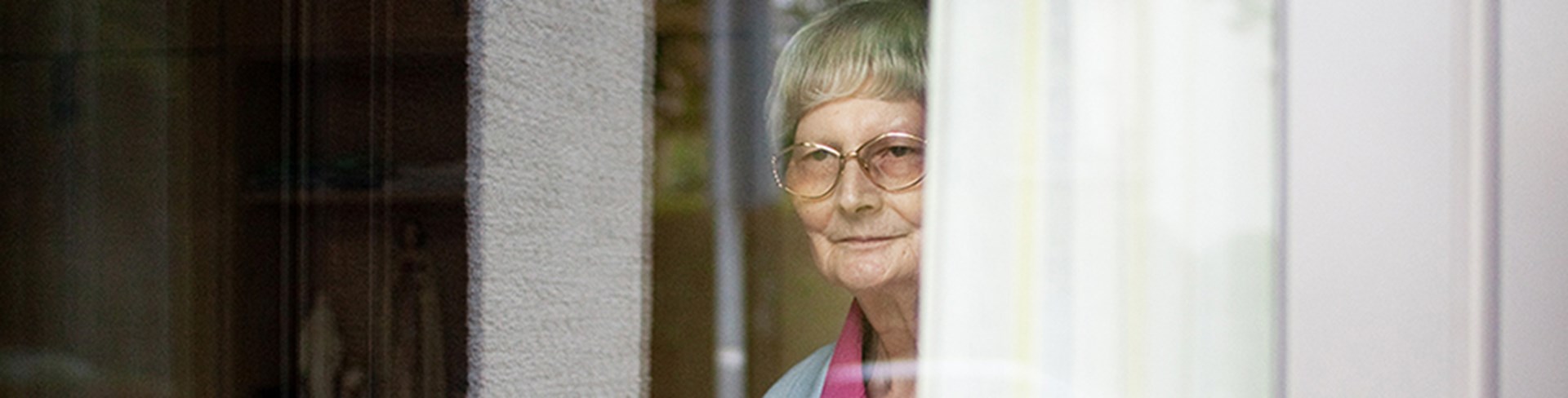 Hospizbewohnerin schaut aus dem Fenster