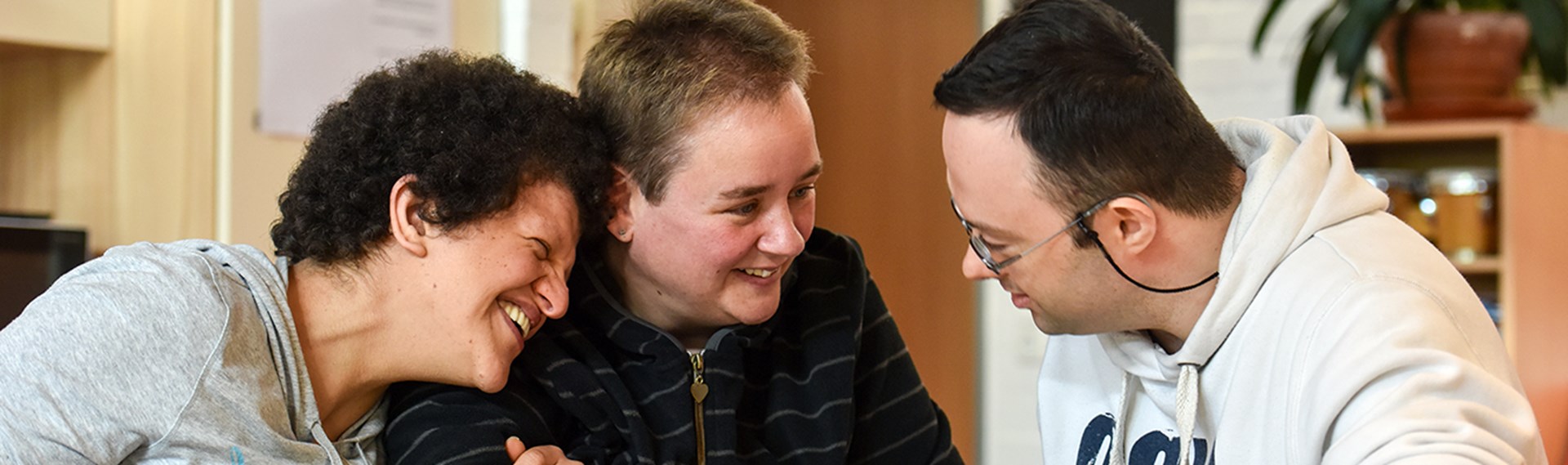 Drei Menschen an Tisch