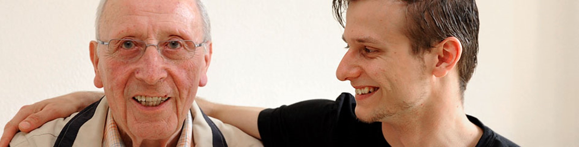 Junger Mann mit älterem Herrn