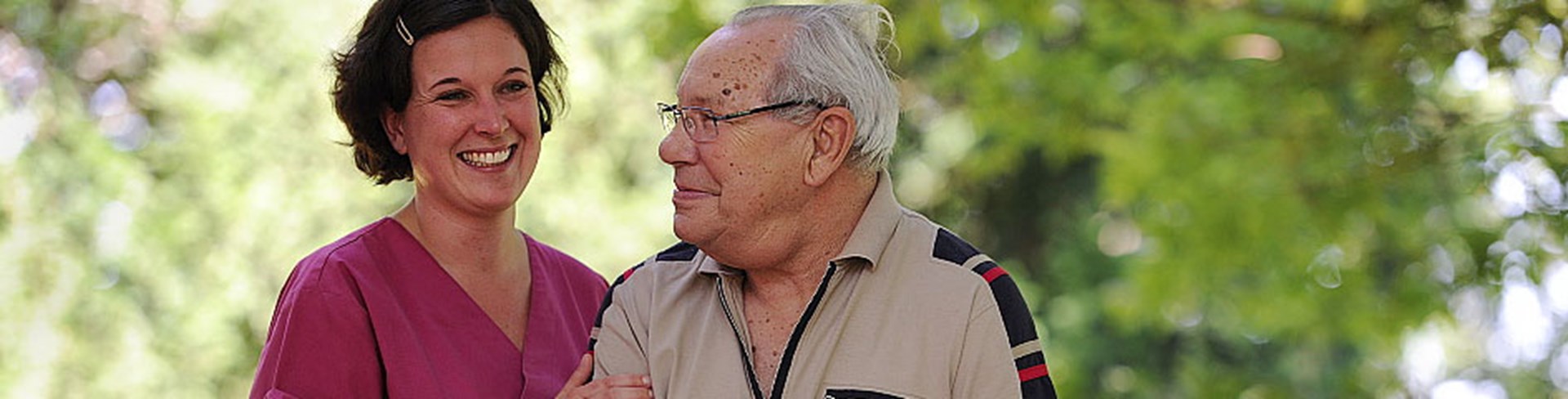 Pflegerin mit altem Mann