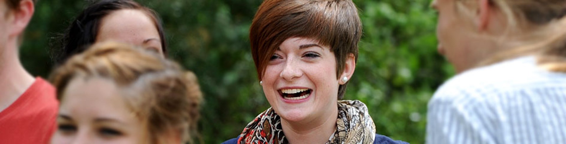 Junge Freiwillige mit Halstuch