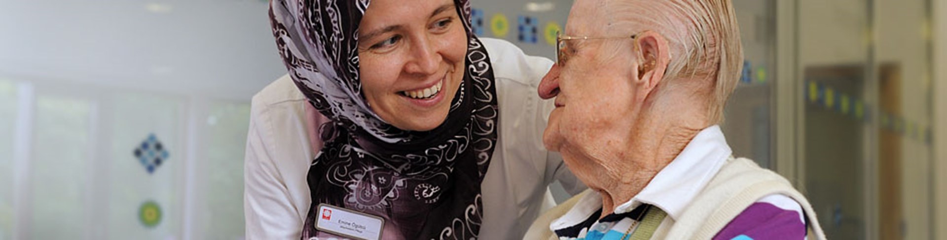 Caritas-Mitarbeiterin mit Kopftuch 