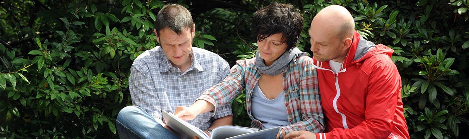 Zwei Männer und eine Frau bei Teambesprechung