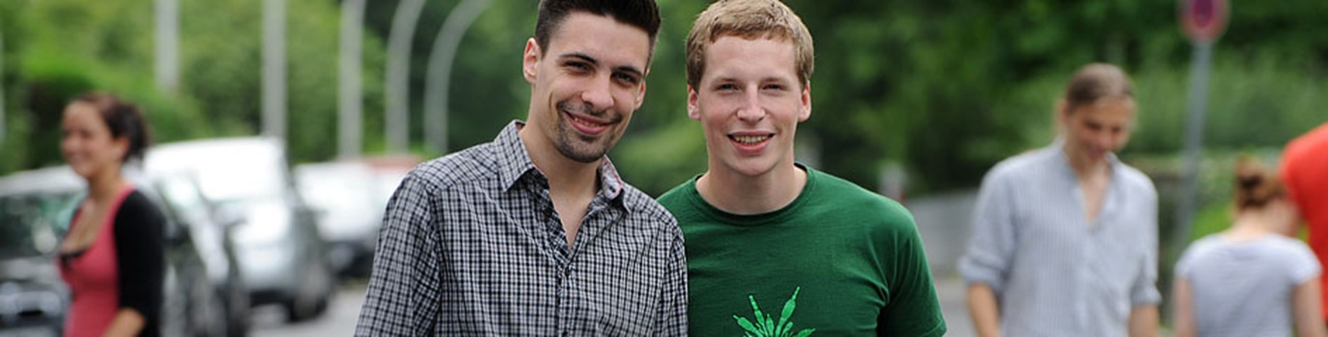 Zwei junge Freiwillige