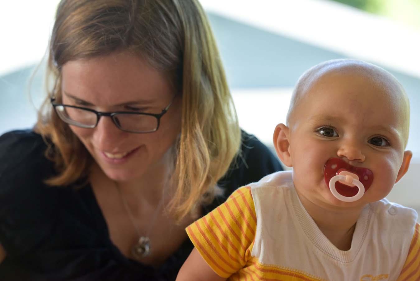 Mutter und Kind lächeln