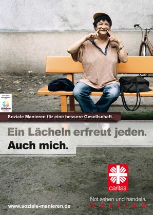 Arme Frau auf einer Bank, lächelnd. Arme Frau auf einer Bank, lächelnd.