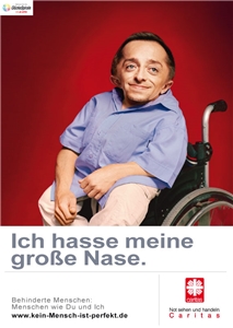 2011_Nase_hoch Ein Mann sitzt im Rollstuhl und sagt: