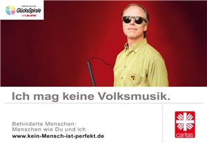 2011_Volksmusik_quer Ein blinder Mann mit Sonnenbrille sagt: