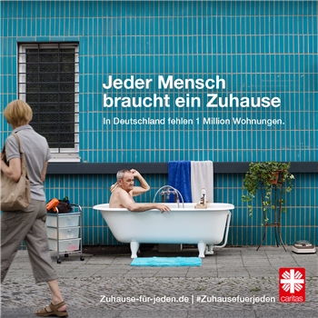 Kampagne 2018 - Keyvisual quadratisch - Rentner Älterer Mann in Badewanne auf Straße