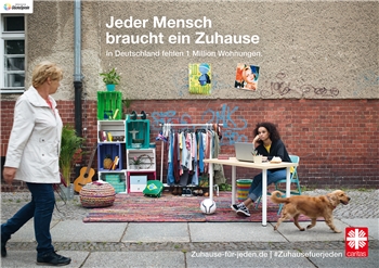 Plakat Caritas-Kampagne 2018 - Studentin (quer) Frau sitzt mit Zimmereinrichtung auf Straße