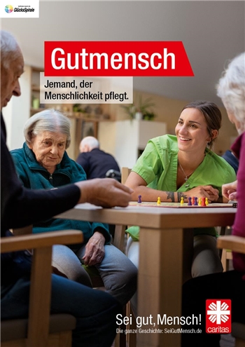 Plakat Gutmensch Motiv Pflege - HF Altenpflegerin am Tisch sitzend mit Bewohnern in Pflegeheim