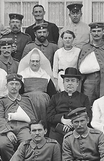 Lorenz Werthmann mit Patienten und Pflegepersonal im Lazarett