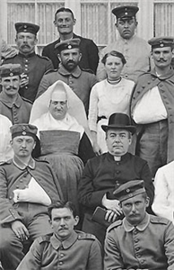 Lorenz Werthmann bei Lazarettbesuch Lorenz Werthmann mit Patienten und Pflegepersonal im Lazarett