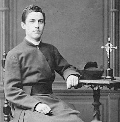 Lorenz Werthmann als Student auf einem Stuhl sitzend im Germanicum