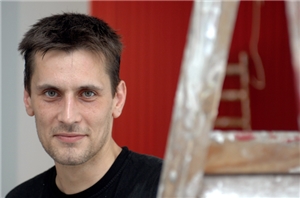 Mann hinter Leiter Mann steht hinter einer Leiter