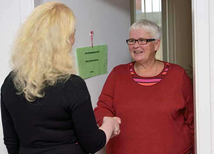 Caritas-Beraterin und Schwangere