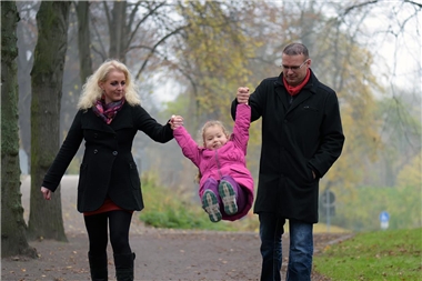 Familie mit Kind Eltern gehen mit Kind spazieren