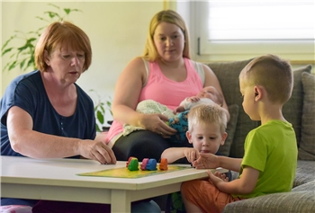 Familienpatin in Familie Zwei Frauen mit Kindern im Wohnzimmer
