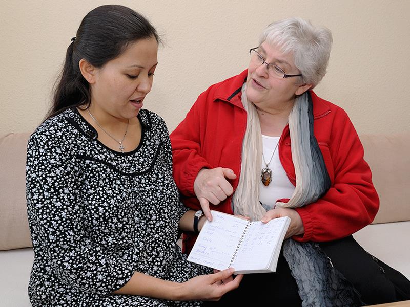 Zwei Frauen im Gespräch