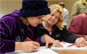 Lernende Flüchtlingsfrau Flüchtling mit Caritashelferin