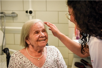 Ältere Frau in Pflegeeinrichtung Ältere Frau in Pflegeeinrichtung