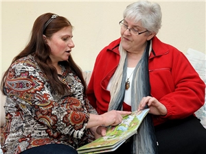 Frau aus Albanien Frauen im Gespräch