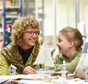 Arbeitserzieherin Arbeitserzieher/-in bei der Arbeit