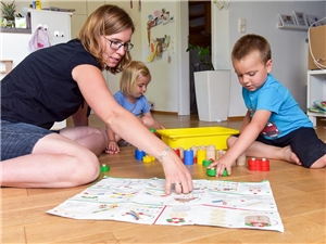 Elementarpädagoge/- in Elementarpädagogin bei der Arbeit