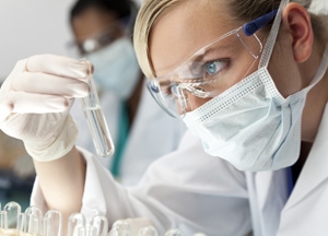 Laboratoriumsassistent/- in Laboratoriumsassistentin bei der Arbeit