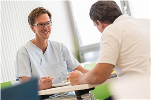 Pflegewissenschaftler/- in Pflegewissenschaftlerin bei der Arbeit