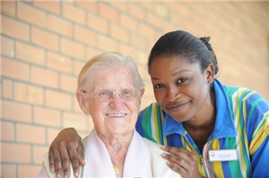 Alter05 Alte Dame und junge Pflegerin