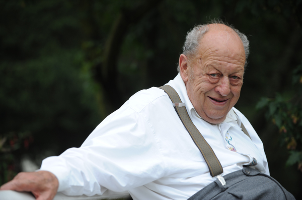 Alter Mann auf Parkbank