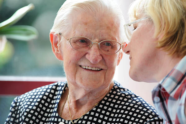 Alte Dame im Gespräch mit einer Frau