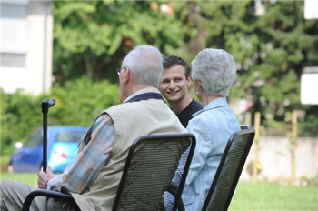 Pflege_Alter01 altes Ehepaar mit Pfleger