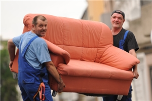 Moebellager03 zwei Männer beim Möbel packen