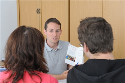 Beratungsituation Ein Berater mit zwei Klienten